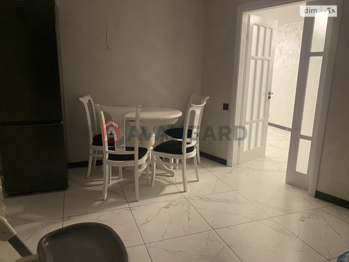 5 кім. квартира, 110/-/- кв. м., 10/10 поверх фото 8 5 кім. квартира, 110/-/- кв. м., 10/10 поверх фото 8