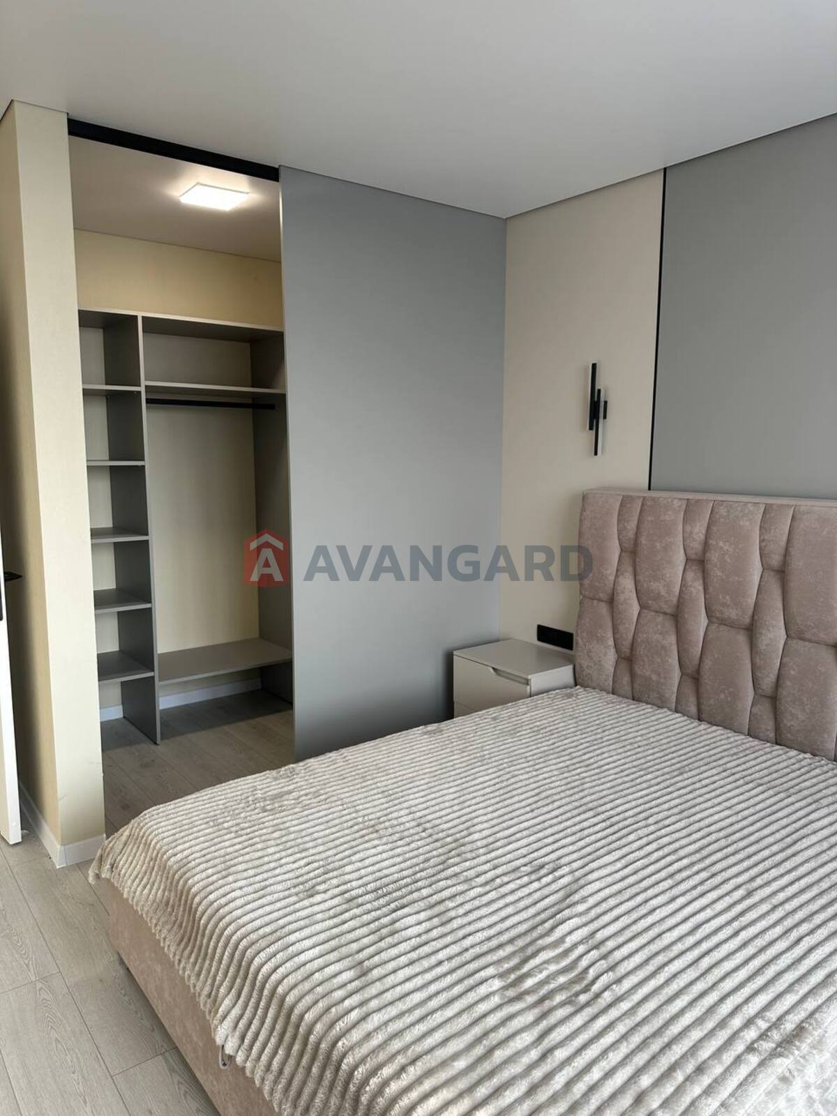 2 кім. квартира, 55/-/14 кв. м., 13/18 поверх фото 1 2 кім. квартира, 55/-/14 кв. м., 13/18 поверх фото 1