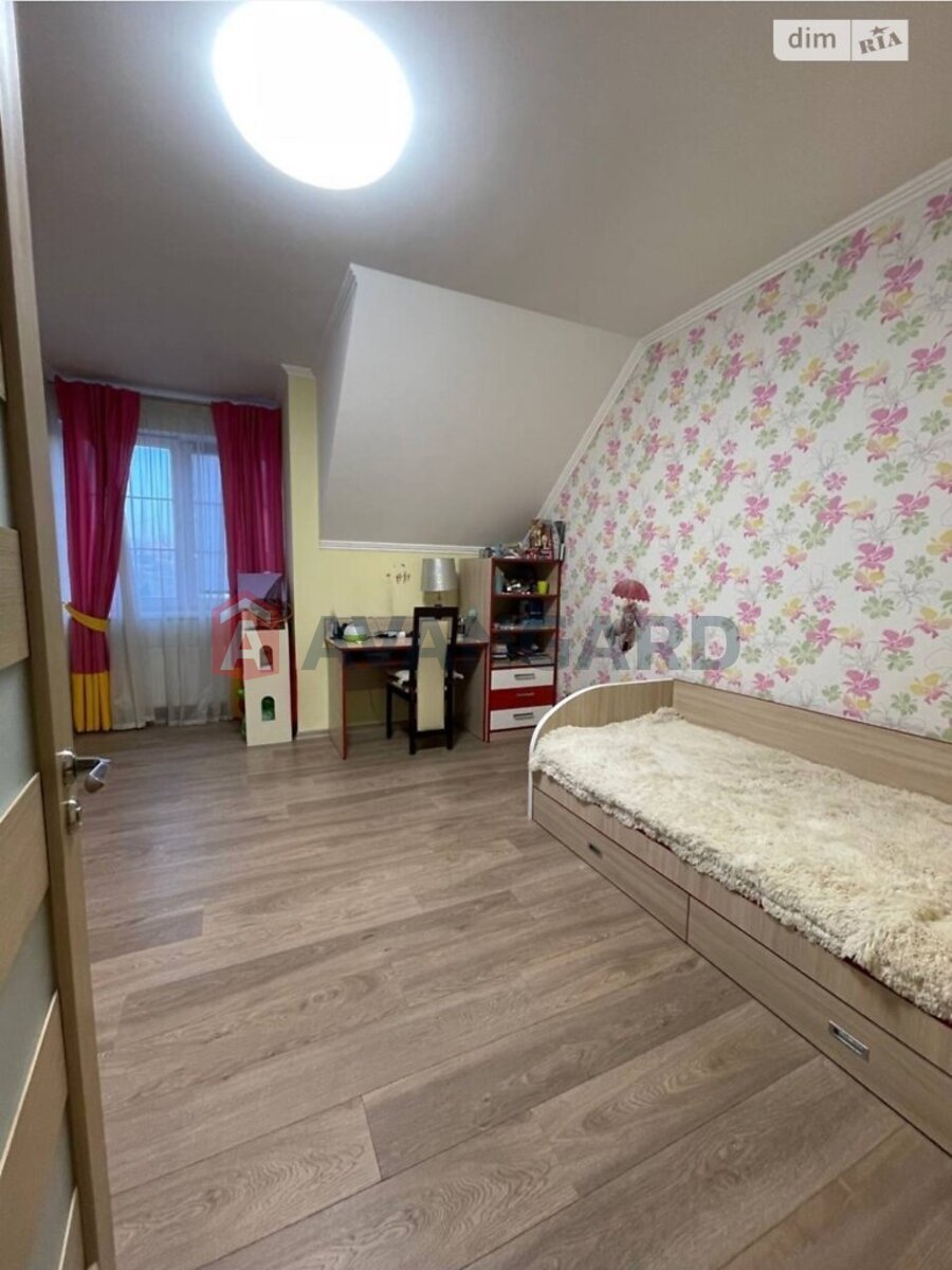 4 комн. квартира, 220/-/15 кв. м., 1/2 этаж фото 9 4 комн. квартира, 220/-/15 кв. м., 1/2 этаж фото 9