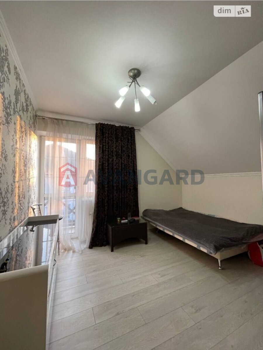 4 комн. квартира, 220/-/15 кв. м., 1/2 этаж фото 7 4 комн. квартира, 220/-/15 кв. м., 1/2 этаж фото 7