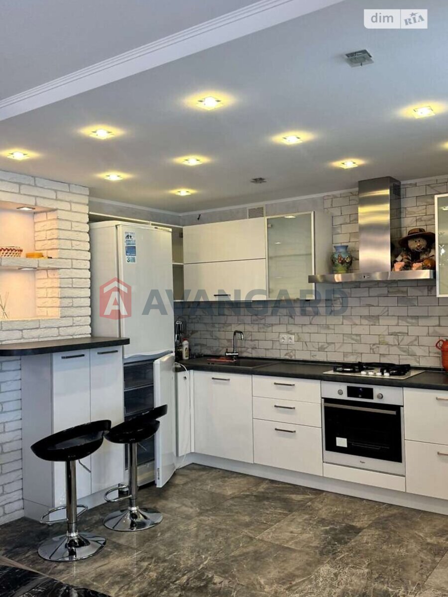 4 кім. квартира, 109/-/- кв. м., 4/5 поверх фото 8 4 кім. квартира, 109/-/- кв. м., 4/5 поверх фото 8