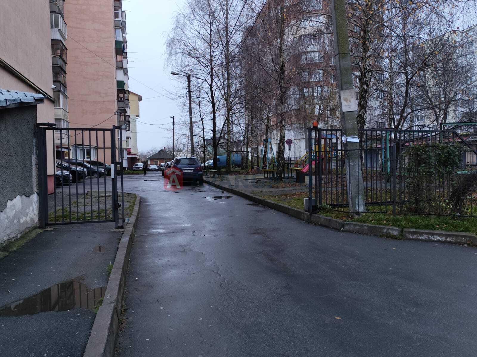 3 кім. квартира, 64/-/11 кв. м., 10/10 поверх фото 1 3 кім. квартира, 64/-/11 кв. м., 10/10 поверх фото 1