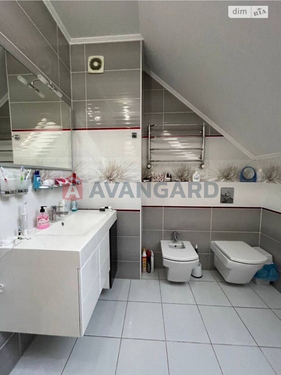 4 комн. квартира, 220/-/15 кв. м., 1/2 этаж фото 10 4 комн. квартира, 220/-/15 кв. м., 1/2 этаж фото 10